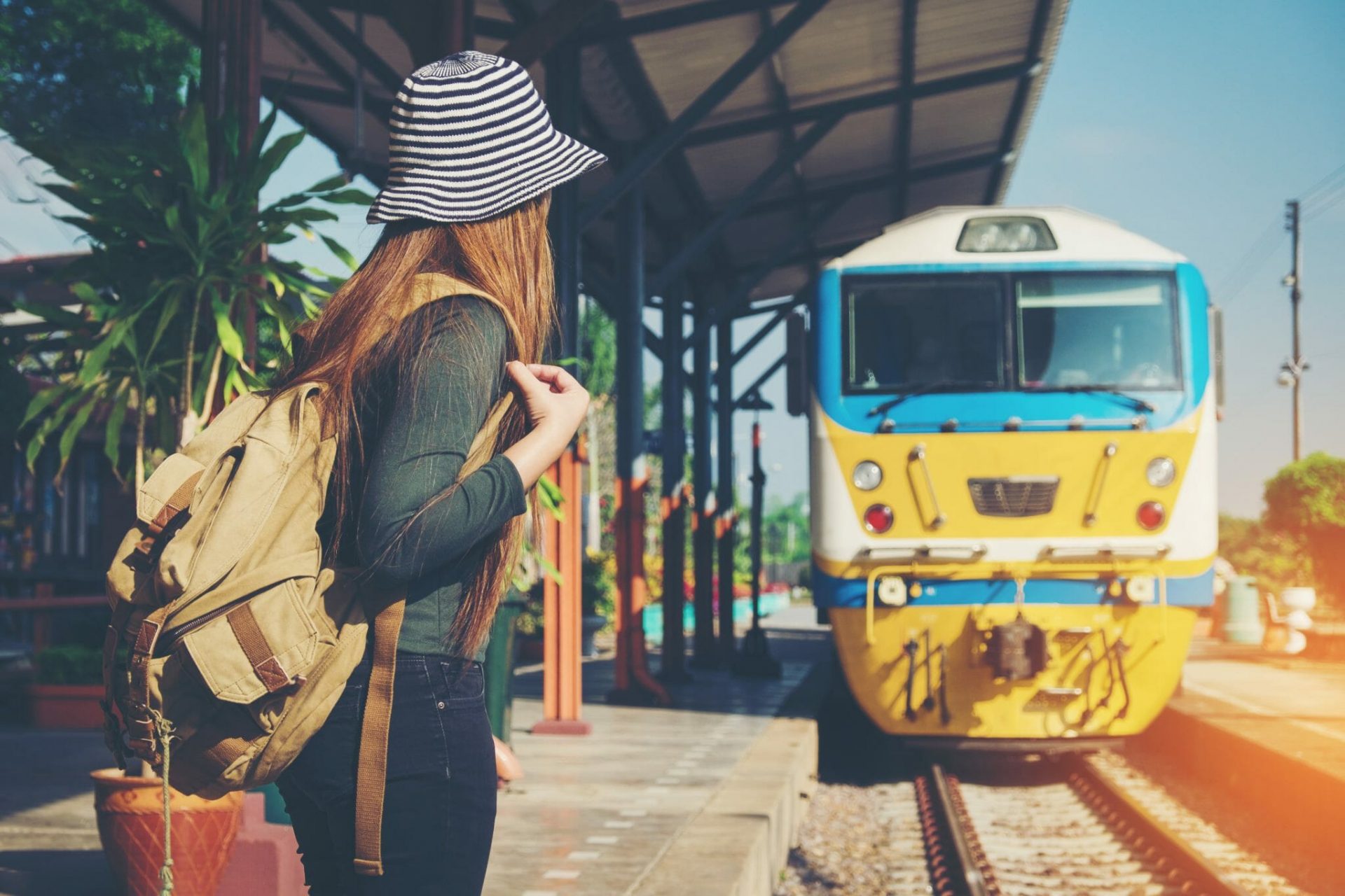 Bahnsteig, Zug Shutterstock 533677588